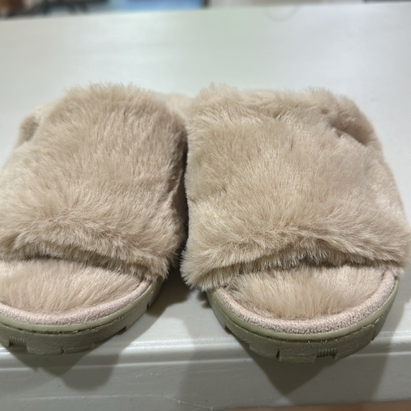 DKNY Tan Plush Slide Slippers New - Picture 8 of 8